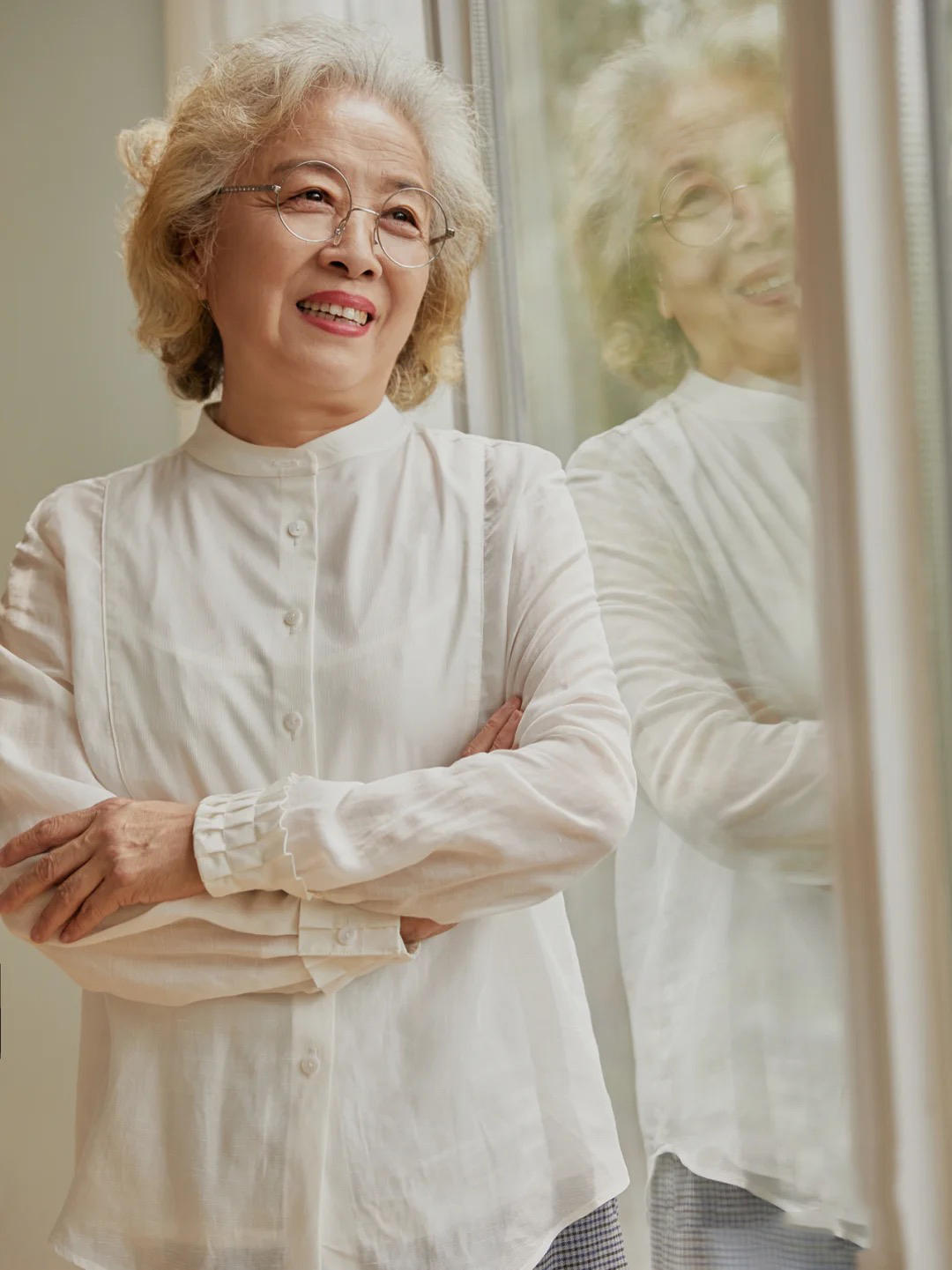 满头白花依旧显年轻态,简单穿着却显气质