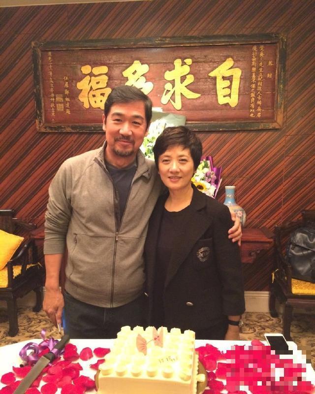 61歲鄧婕穿婚紗!嫁給張國立30年未生子,是因其與前妻簽了協議?