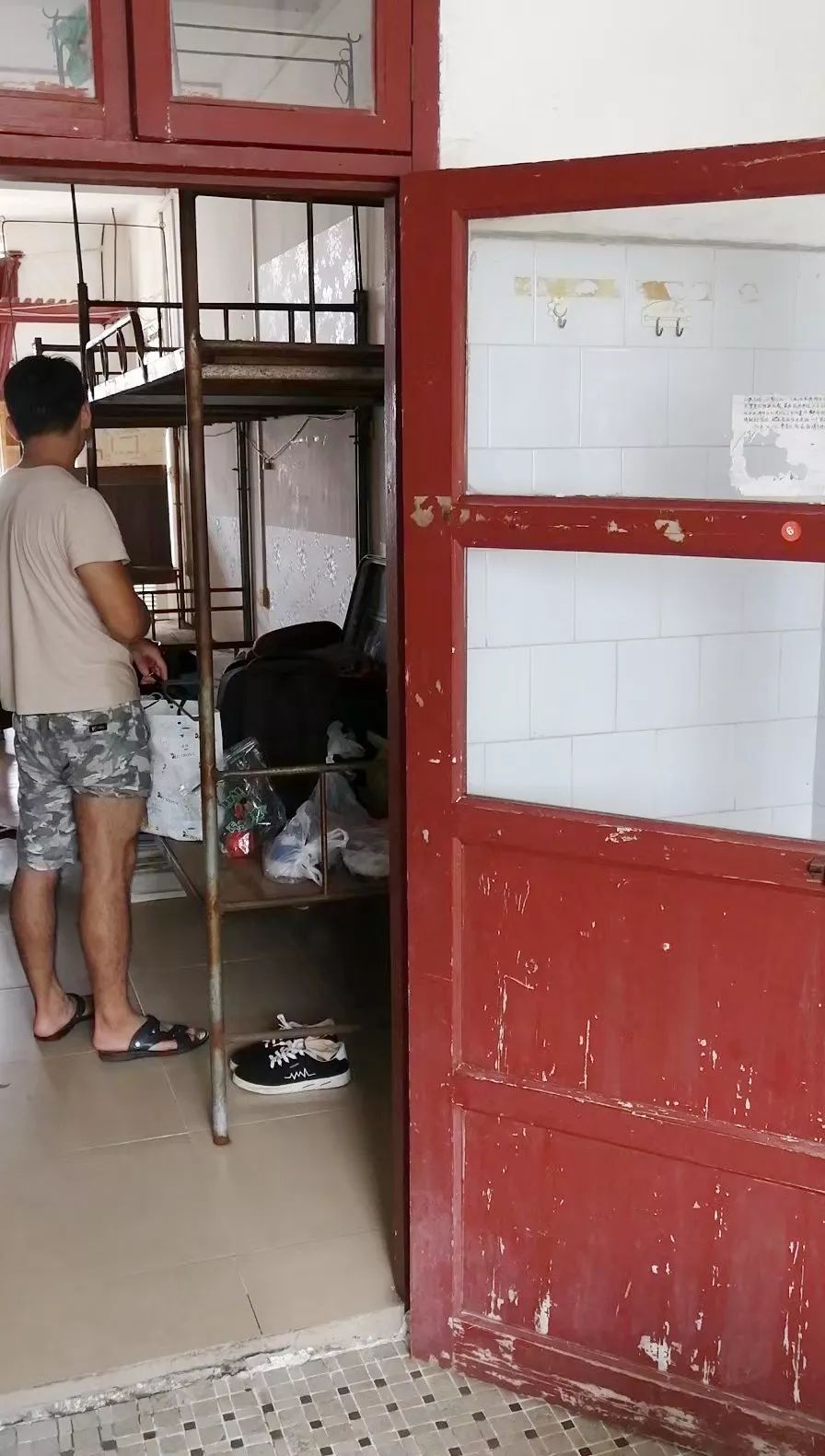 8所研究生宿舍，第二所院校的是电视剧里的宿舍吧