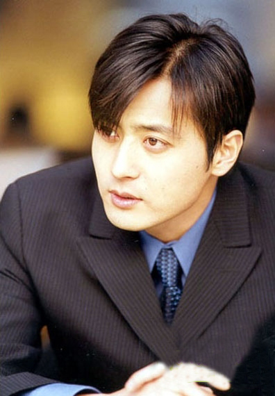 20多年前,张东健曾被称为"韩国第一帅哥",是南韩整容范本