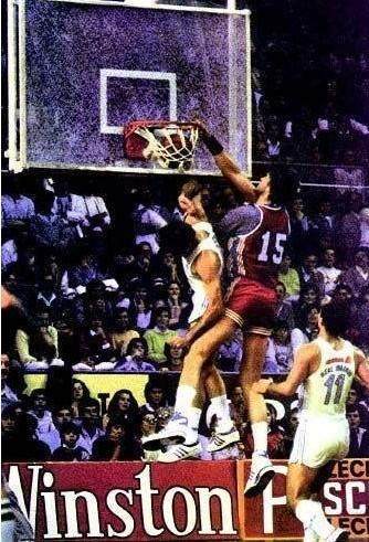 为什么nba的篮板扣不碎（扣碎篮板的8大瞬间：乔丹单臂把篮板扣粉碎，易建联也扣碎过）