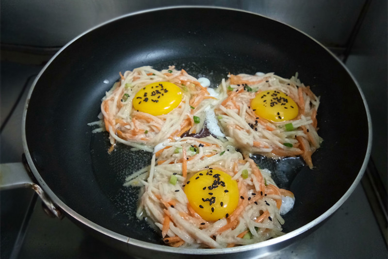 土豆丝鸡蛋饼教程（教你做口感酥脆的鸡蛋饼）