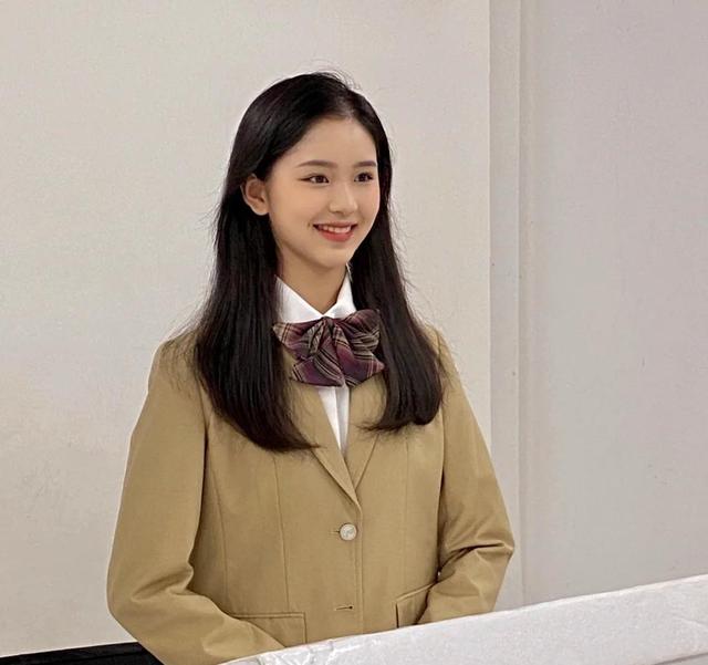 学会这几个上镜小技巧，注意穿衣发型、妆容表情，拍出完美证件照