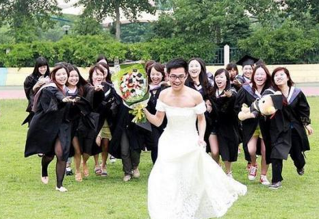 大学生花式秀“毕业照”，画面太美太别致，男同学请C位出道