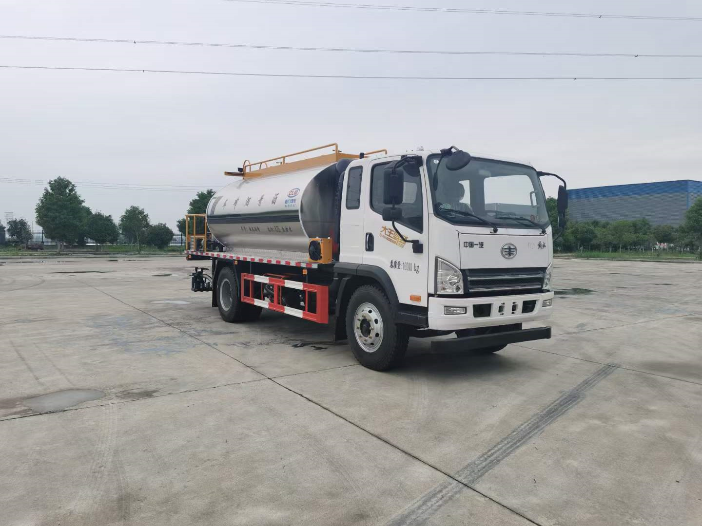 一汽解放9.3立方智能型沥青洒布车