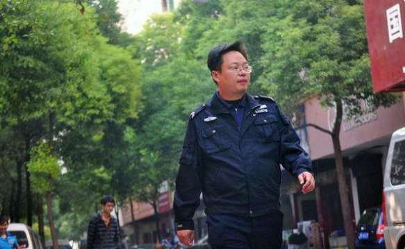 湖南长沙高考理科状元，毕业于清华大学，最后却选择成为一名保安