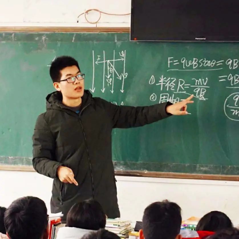 寒门学霸韩储银：靠国家资助圆梦清华，热衷公益被清华校长点赞