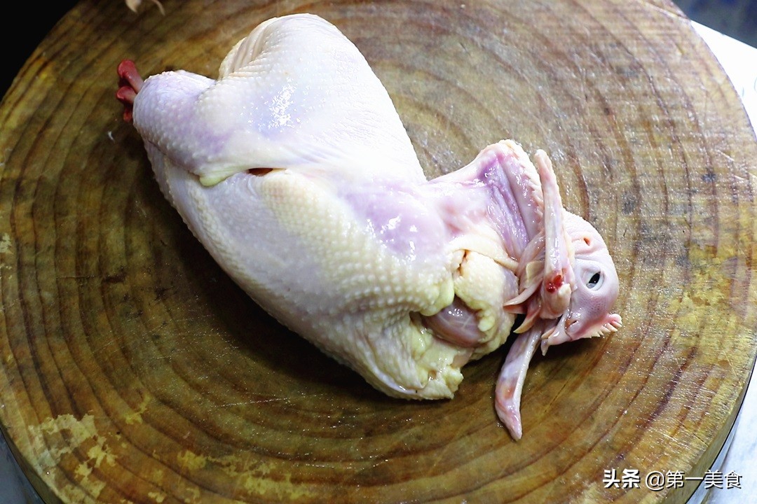 电饭锅焖鸡做法（电饭锅焖鸡不放水油软烂脱骨香嫩入味）