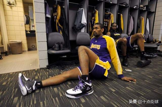 篮球比赛没节多少分钟（NBA中场休息只有15分钟，除了讲解战术，球员还会做什么？）