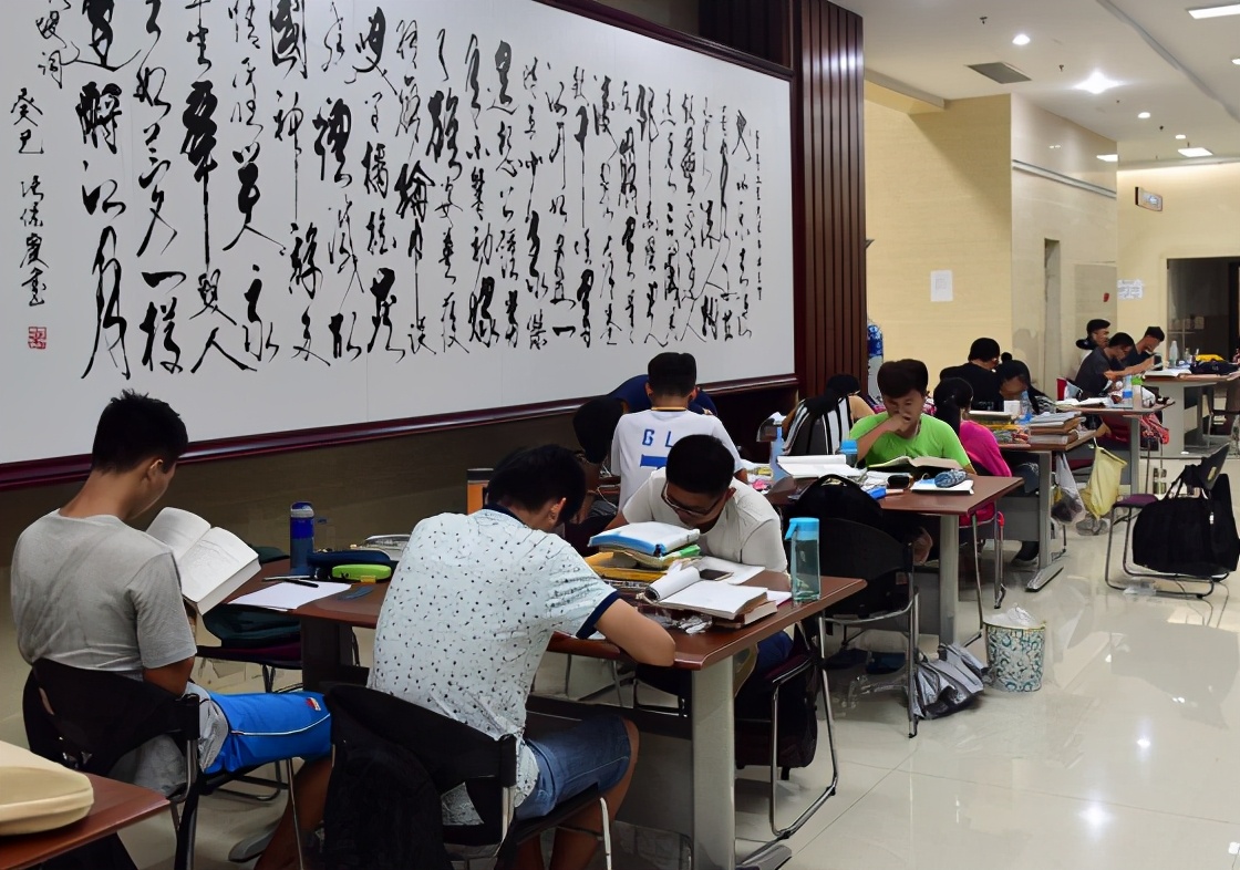 “上大学就轻松了！”大学和高中的区别有多大？学姐：哭都没权利