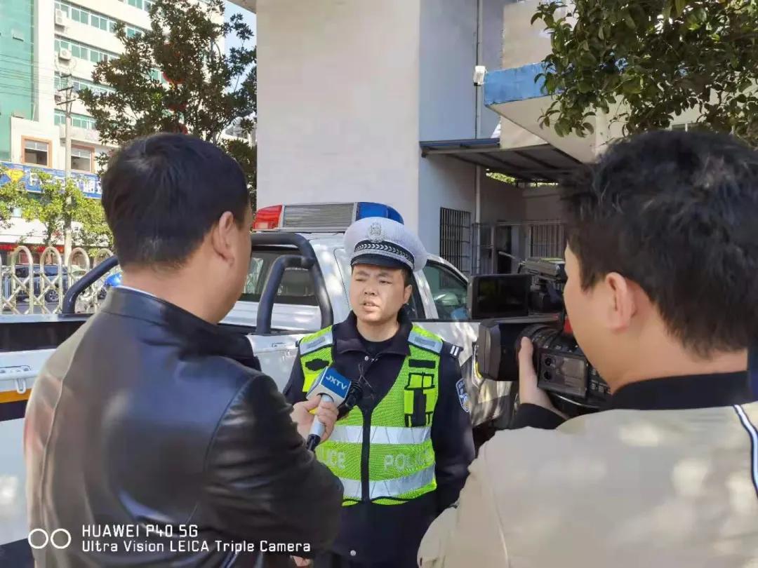 萍乡一女司机酒驾并一路打电话，连撞三车后逃逸！