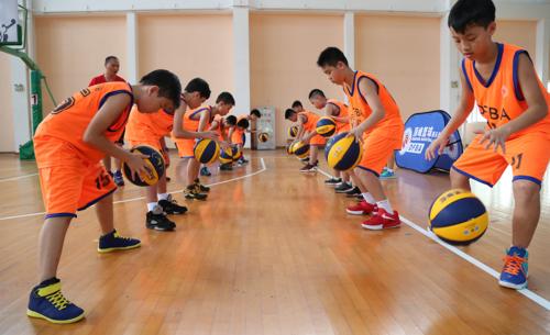 幼儿花样篮球基本动作(儿童篮球训练方法：团队意识为一、身体发展为二、技术要领为三)