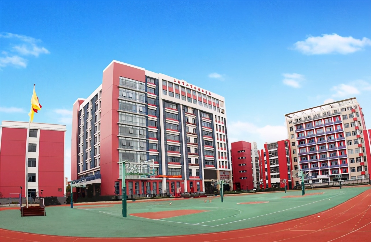 “公立高中”VS“私立高中”，3点看出区别，公立高中失宠了？