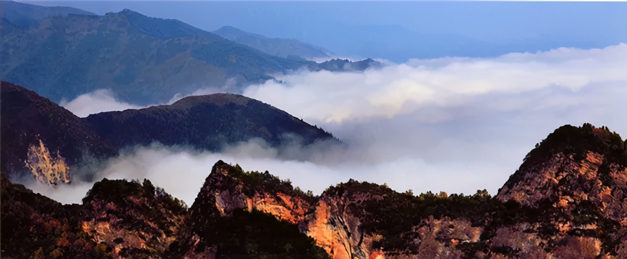 太白山景區位於渭源縣城西南25公里的會川鎮,海拔3300米,一峰獨聳