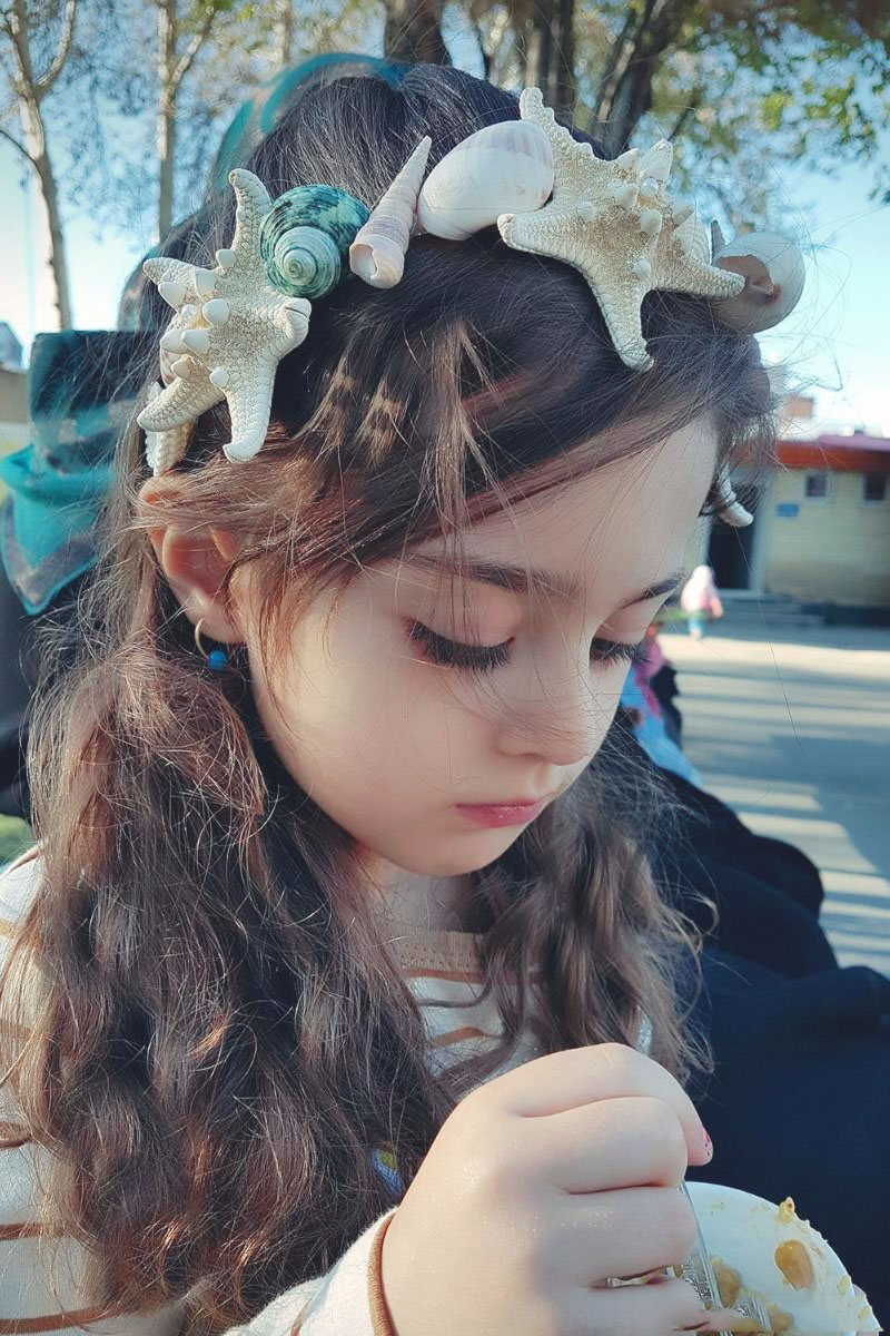 的点缀,让衣服显得不那么单调,还可以展现出小女生身上具备的俏皮感