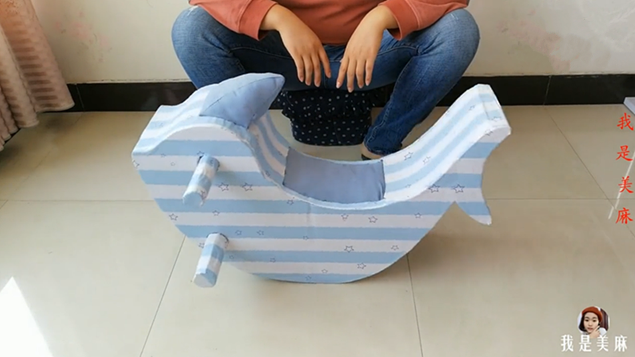 爸爸用纸箱为宝宝做个摇摇马,很像可爱的海豚,比游乐场的还好玩