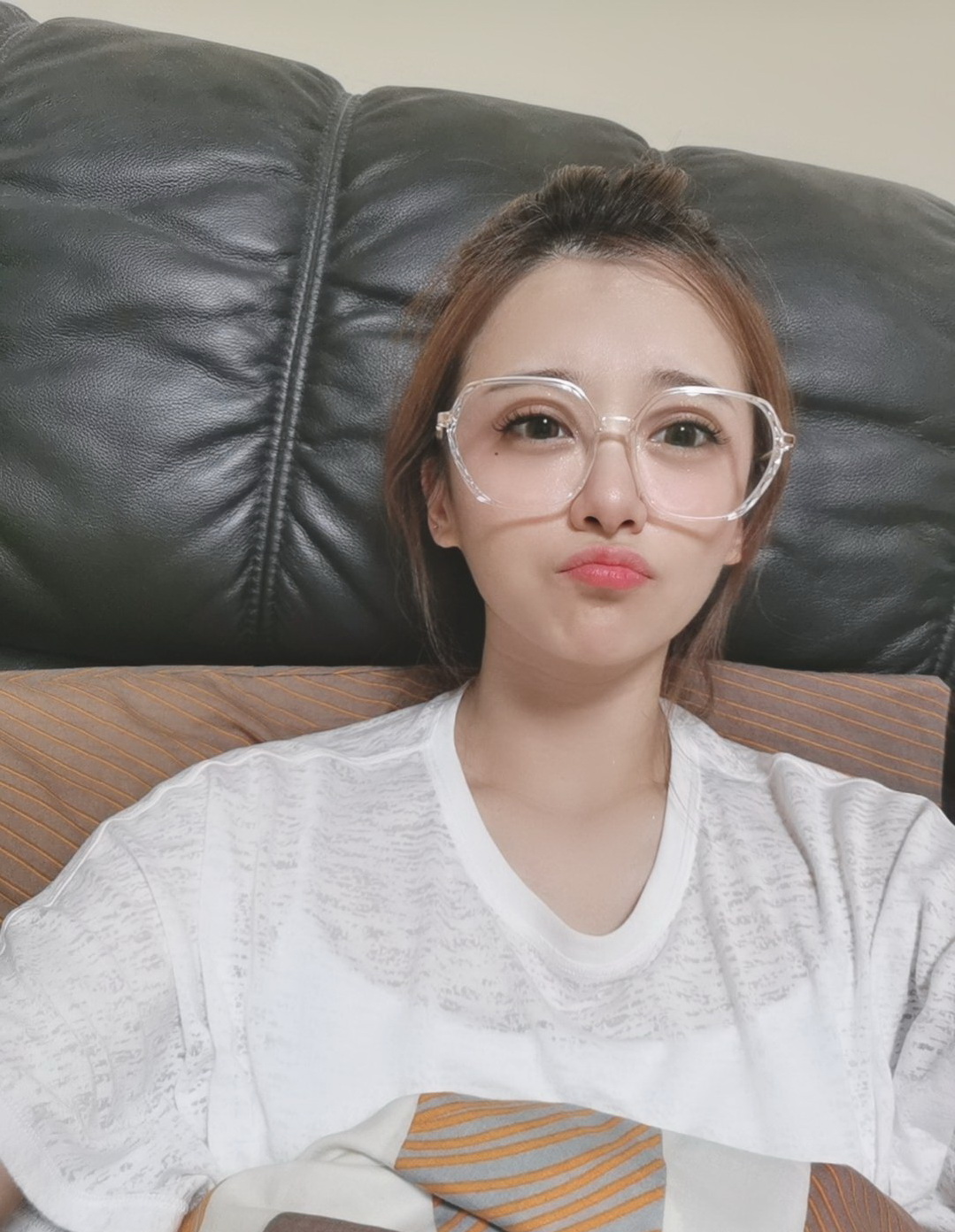 ",而在评论中有人留言,"小毛也是吗",之后周晶洁回复了一句"当然",也