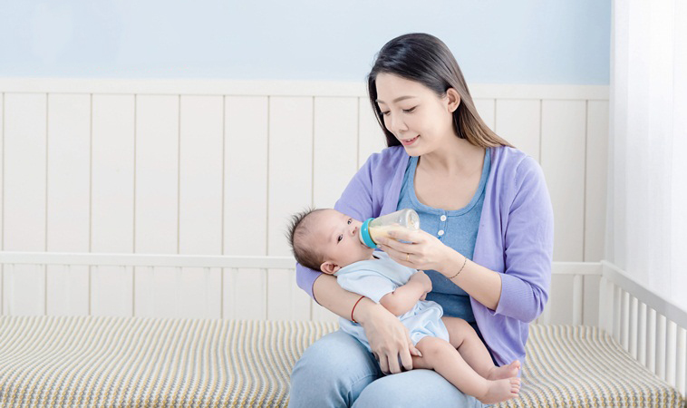 刚出生的婴儿怎么喂奶（泡奶）