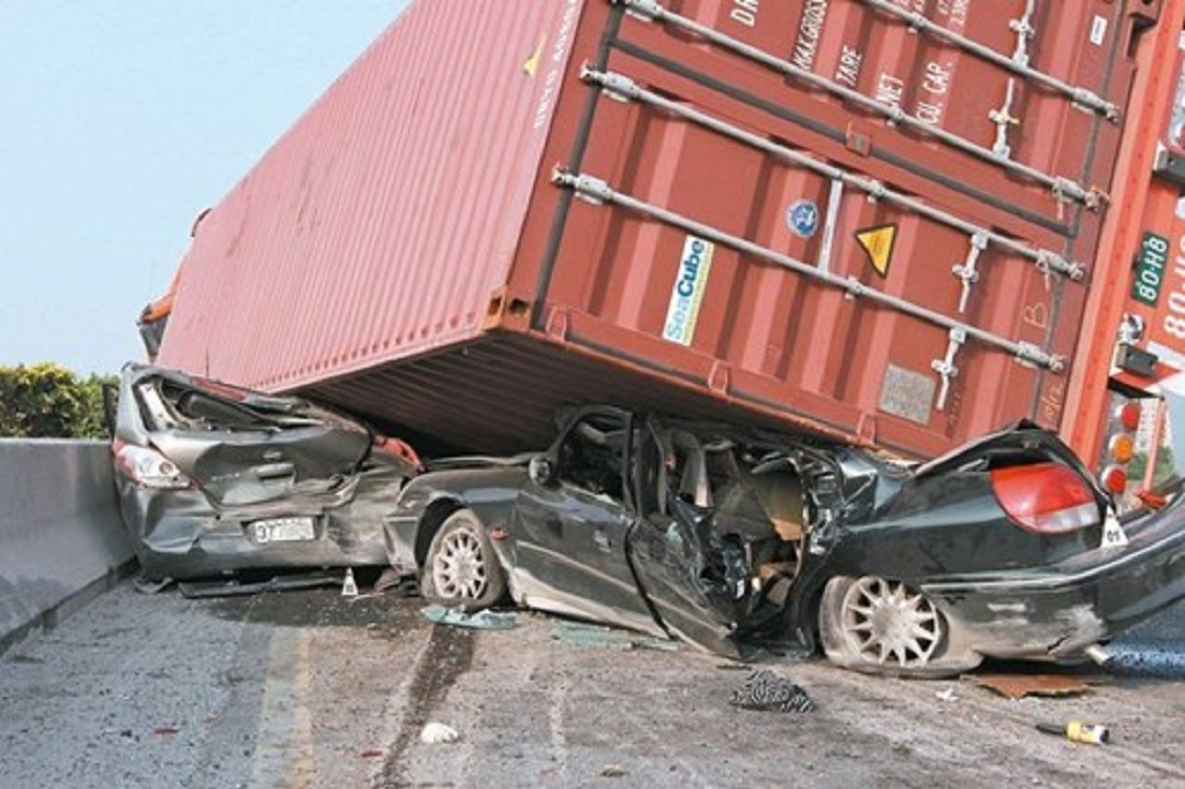 高速路上出了事故怎么样报保险,高速路上发生车祸报保险