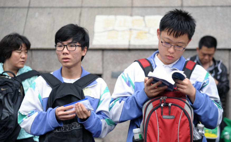 高考各省报名人数出炉，1078万考生同台竞争，400多分能上本科吗