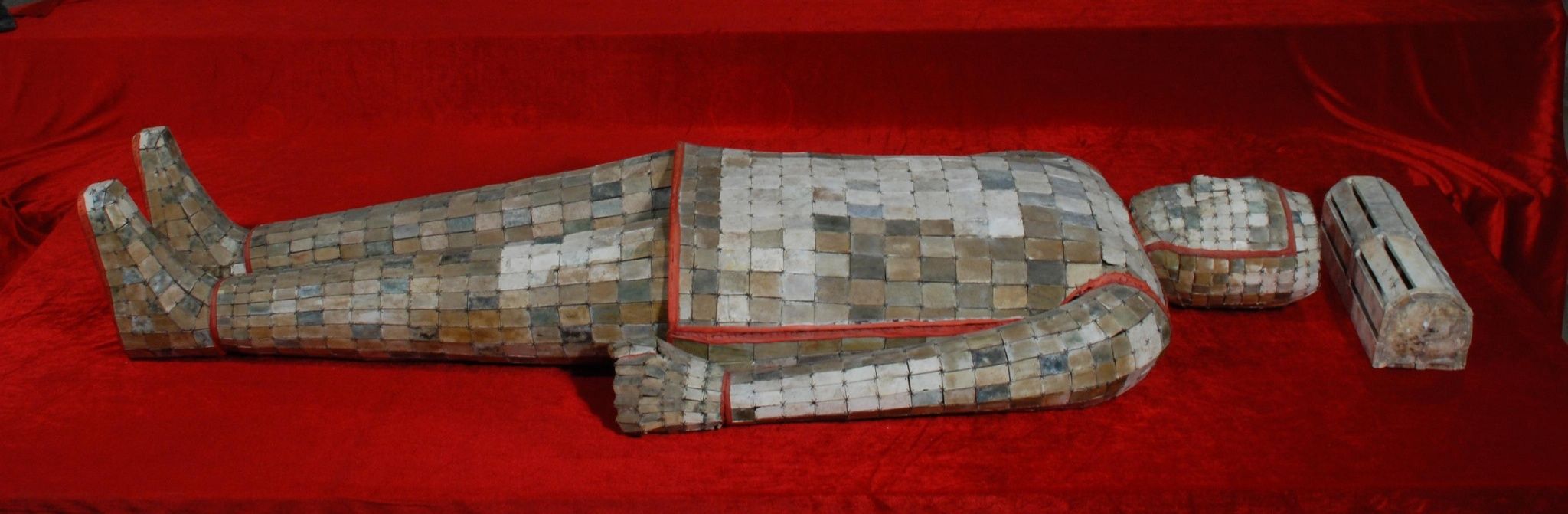 富商2万元伪造金缕玉衣，5位鉴宝专家估值24亿，致国家损失5亿元