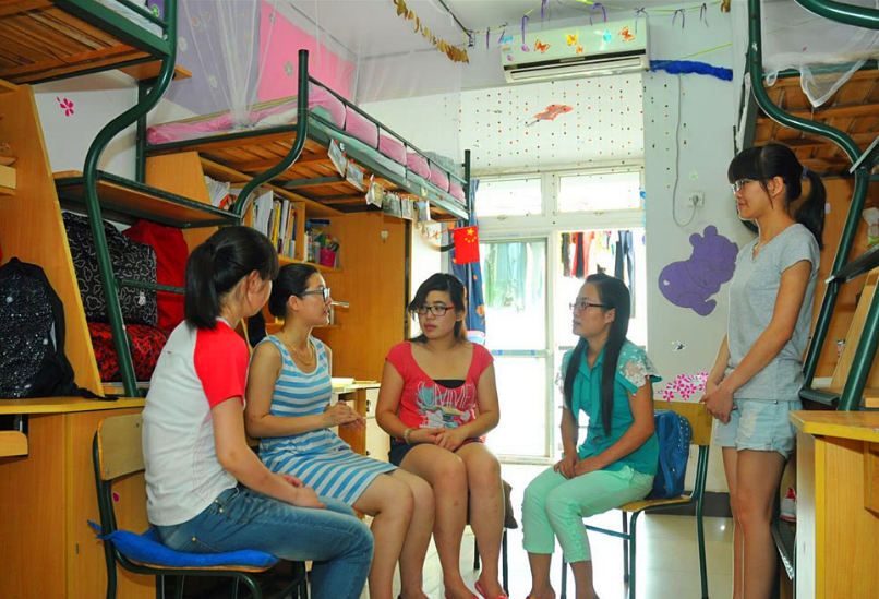 女大学生宿舍关系有多复杂？6人宿舍12个群，校园版“甄嬛传”？