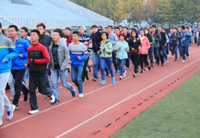 “垃圾桶不能有垃圾”，大学查寝有必要吗？网友：学校越次事越多