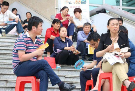 中、高考当天，家长有必要全天陪考吗？机智的家长选择这样做