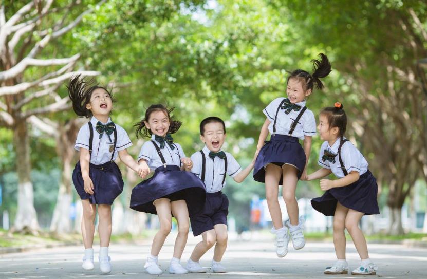 幼儿园创意毕业照不输大学生，家长看后喜笑颜开，一群小大人