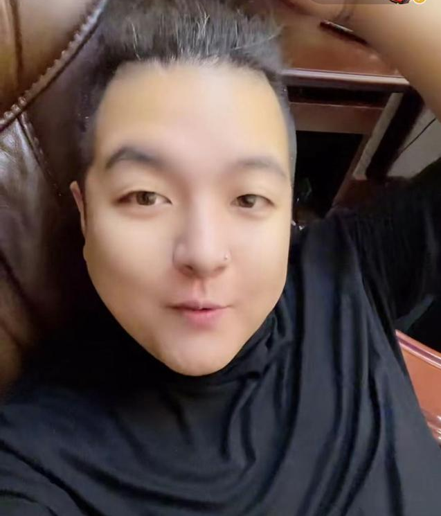 网红十三姨卖货,"哭抽倒地"演技浮夸,助阵的小黄飞都被逗笑了