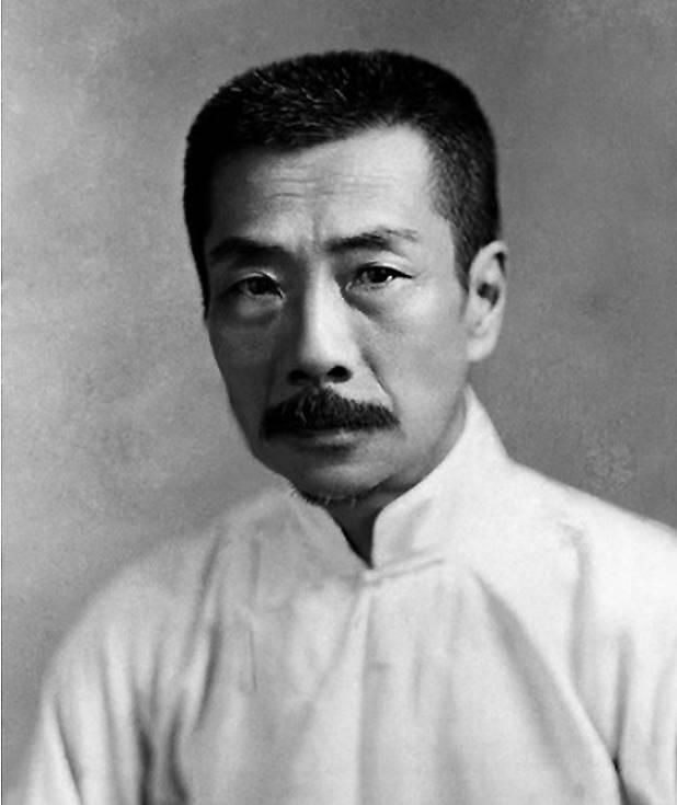 鲁迅式犀利嘲讽：无秽语却字字诛心的语言艺术