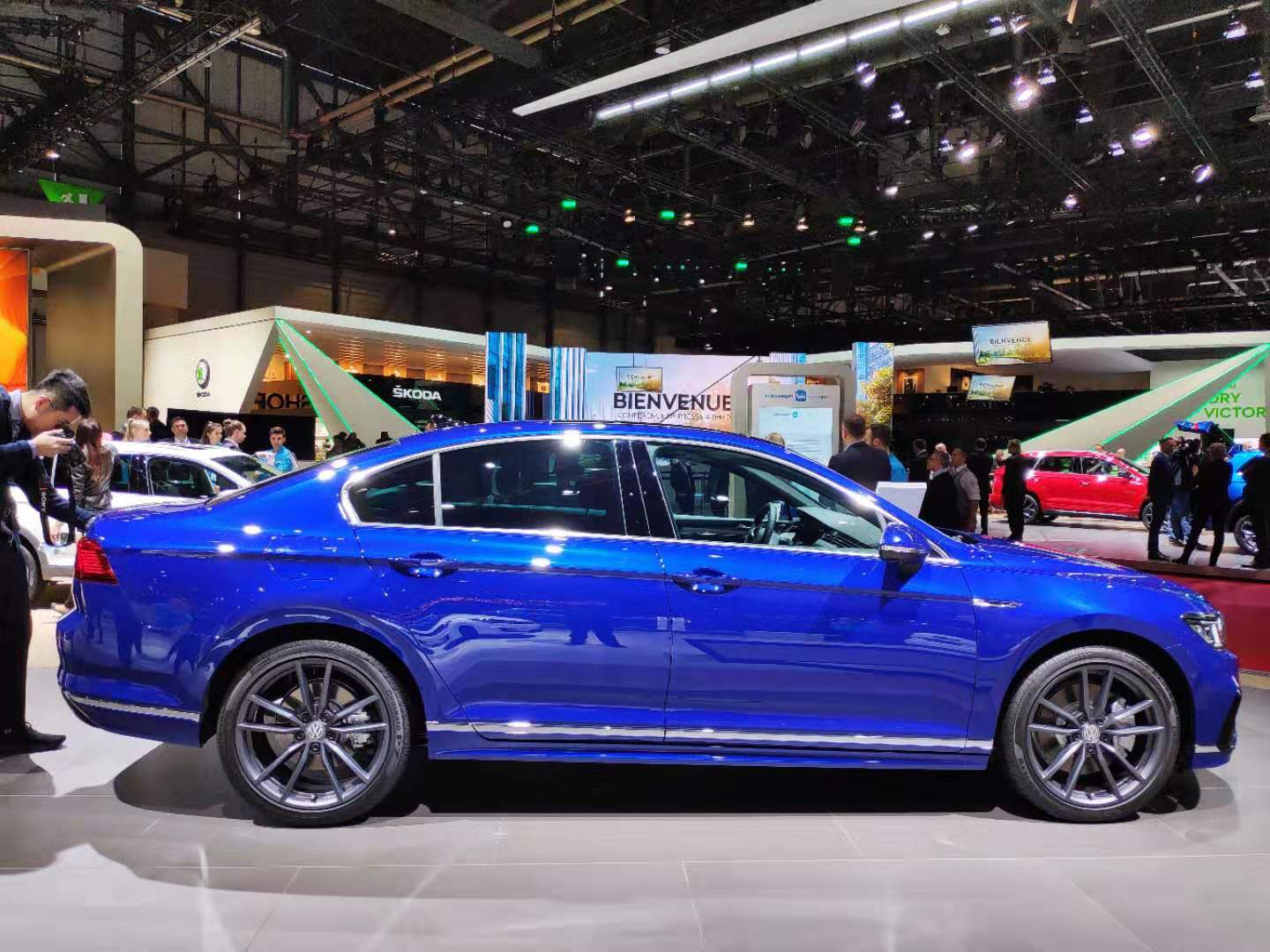 新款欧版帕萨特亮相!车头更扁更犀利,网友:国内卖20万就考虑!