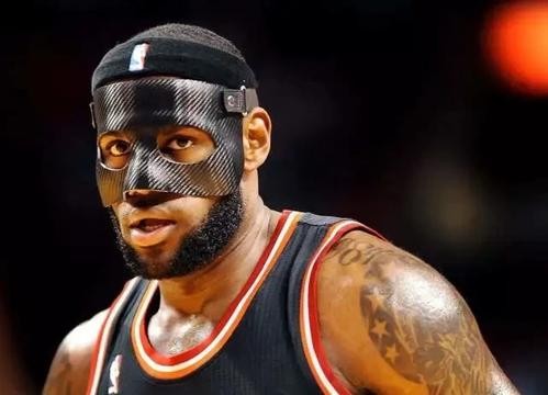 為什么有些nba球員要戴面具（NBA禁止穿戴的裝備：詹姆斯戴黑色面具被禁，AJ1禁穿成傳奇故事）