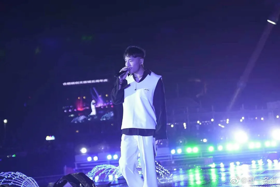 国内男网红靠魔性翻唱火到国外，老外也被洗脑，一边吐槽一边上头