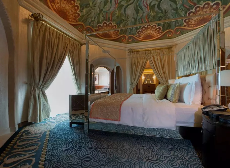 迪拜最贵酒店一晚19万，带海底世界房间1000㎡，金子做肥皂