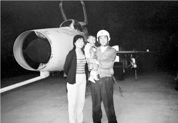 飞行员李剑英：战机遇鸽群，为救村庄，16秒内3次放弃逃生机会