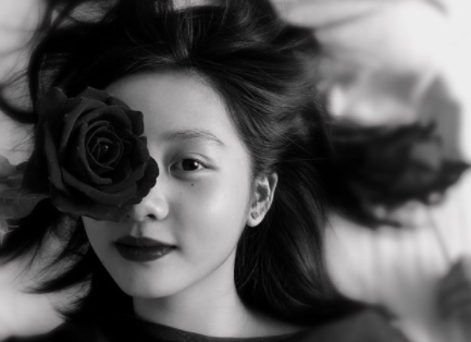 偶尔穿一件紧身上衣,侧脸看过去像极了妈妈孙莉.