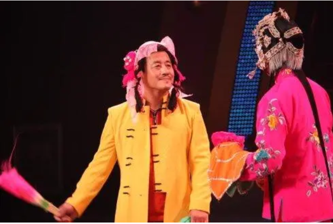 抛弃糟糠妻，娶小19岁娇妻，开豪车打人，“长贵”王小宝飘了？