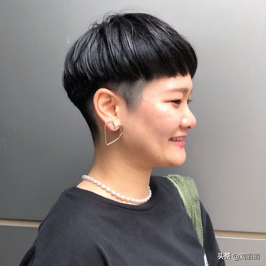 在生活中,我们常见的推边发型大多数都是短发,利落时尚还很有个性.
