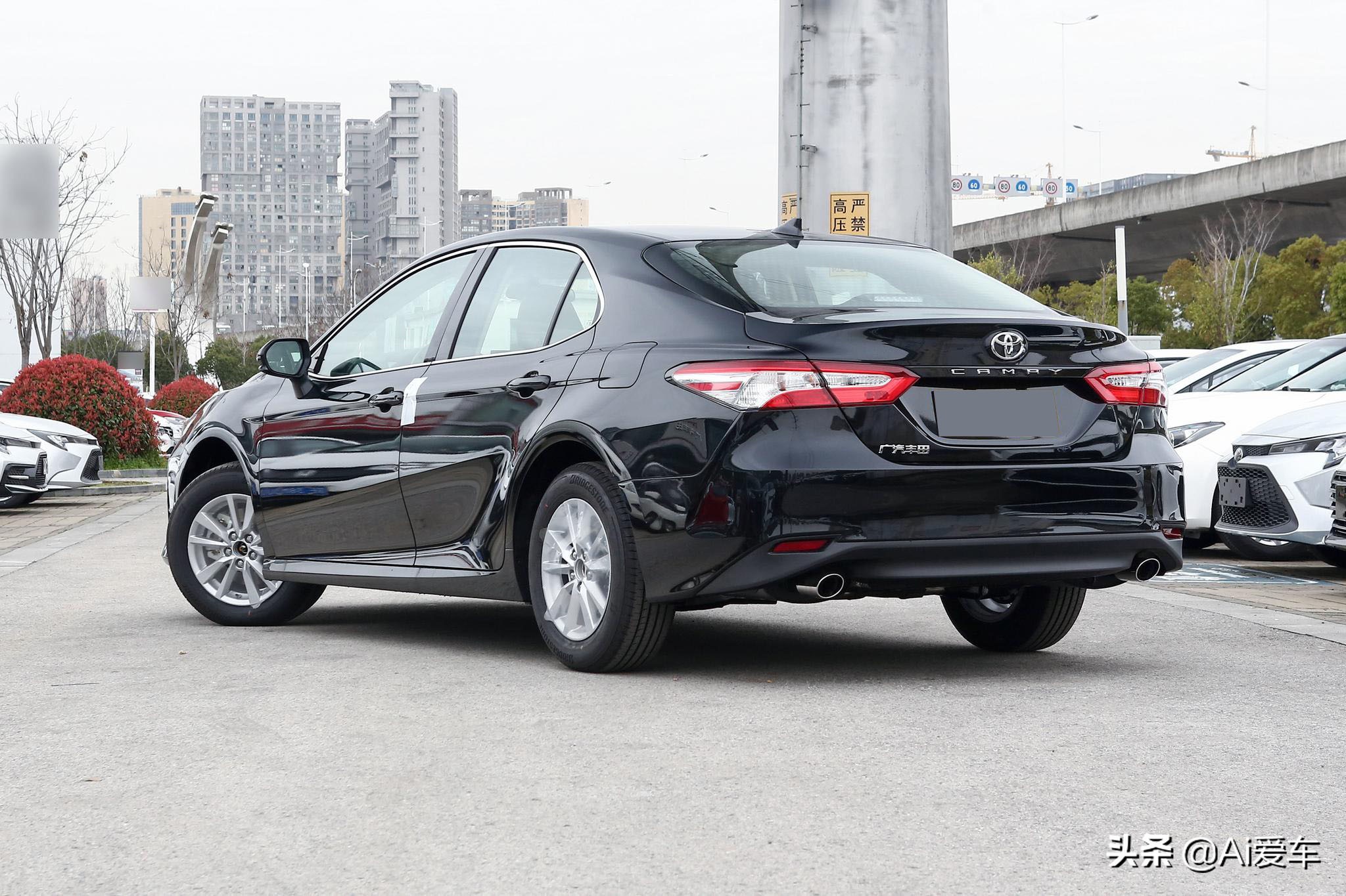 2.0L+178马力，合资热销中型家轿，实惠省心油耗5.5L,丰田凯美瑞