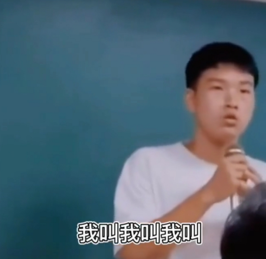 大学生上台自我介绍，真是紧张加激动，网友：说相声的好苗子