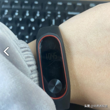 多人投诉小米手环屏幕亮度大幅降低，小米要用户加钱买新品