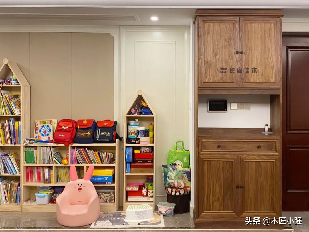 兒童空間設計把客廳變成大書房，也是倆娃的家庭課堂和遊樂場