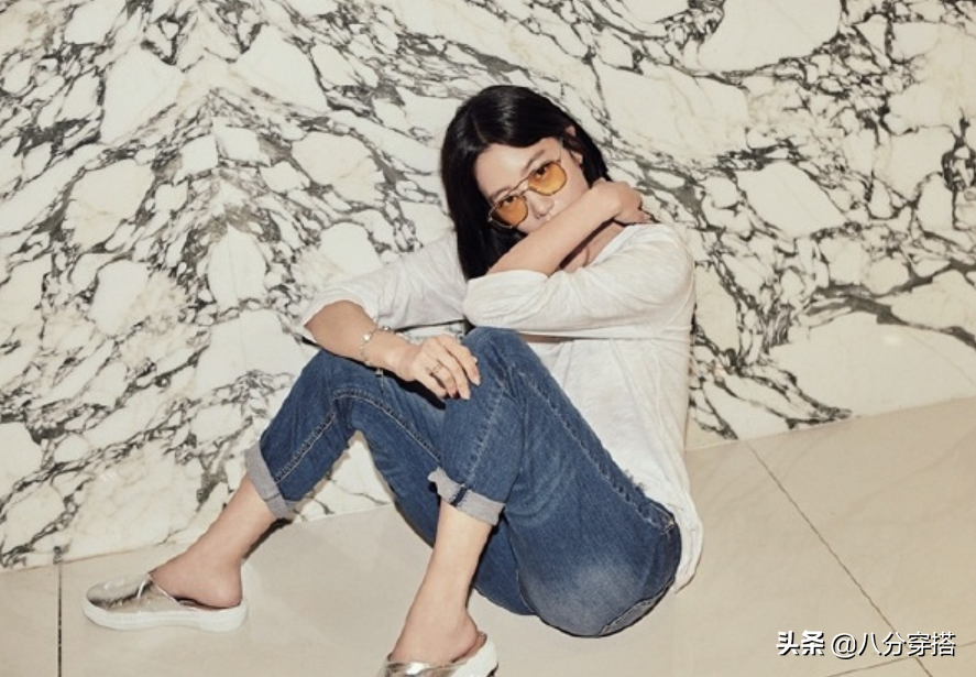 克拉拉变身“清纯大学生”，白衬衫搭牛仔裤秀长腿，简单却高级