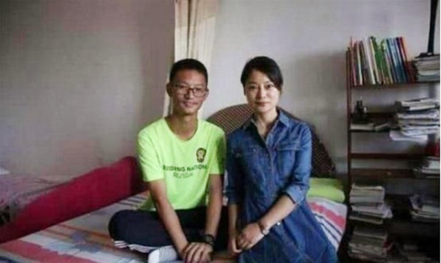 王恒杰：高考后跪地谢母，放弃985名校