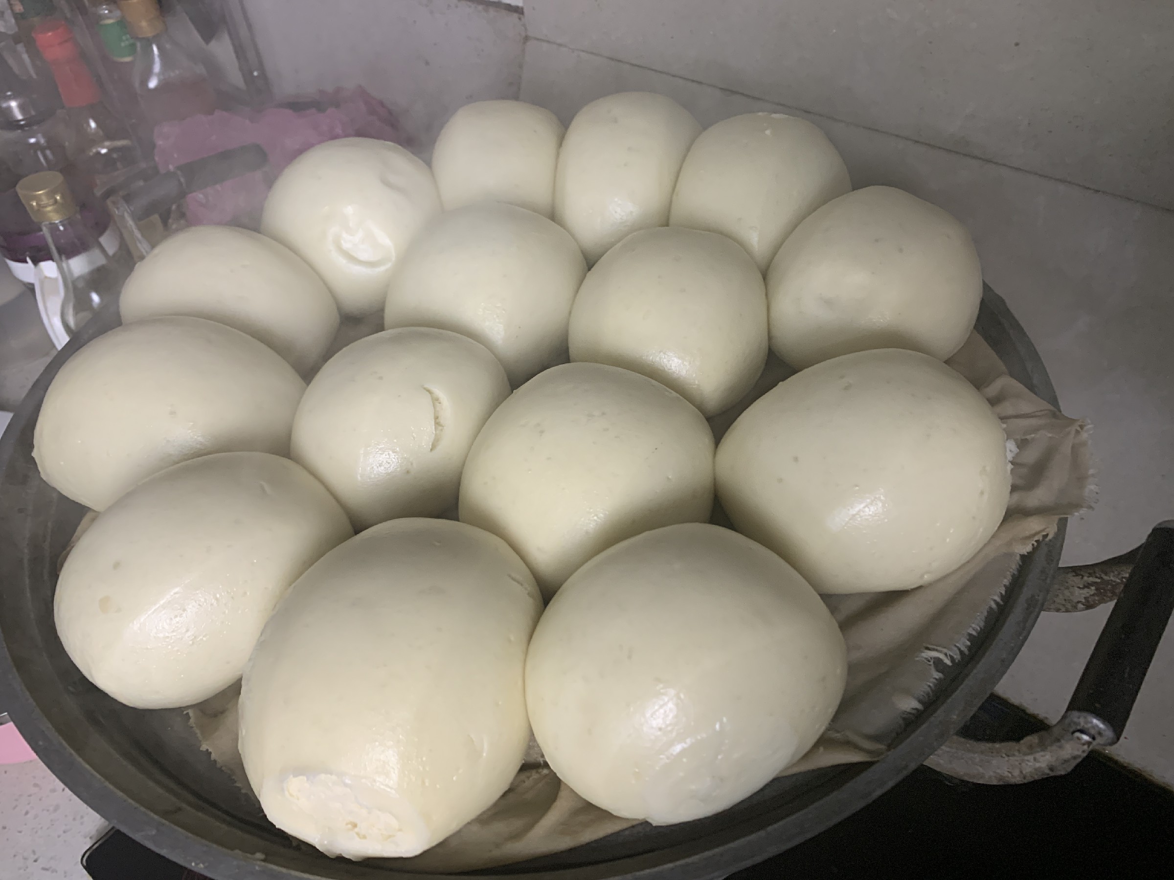 蒸馒头时，用冷水还是热水？牢记4点，馒头蓬松暄软不塌陷