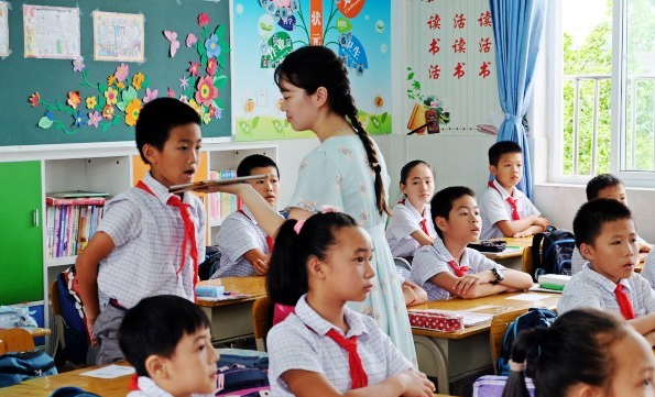 “爱情能帮助学习”，小学生写换座“申请书”，老师看后哭笑不得