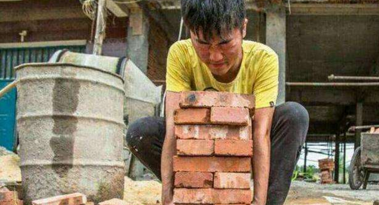 713分高考状元林万东，清华录取通知书送达时，他还在工地搬砖