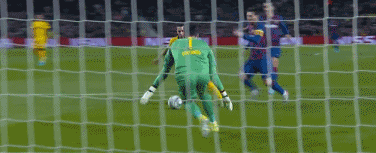 梅西世界杯假摔黄牌（梅西欧冠罕见一幕？被判假摔染黄苦笑摊手！2个细节证明他太冤了）