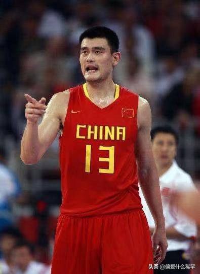 为什么nba要给篮协交钱(NBA中国人之姚明：白给篮协三千万 几乎被断送生涯 最后当选主席)